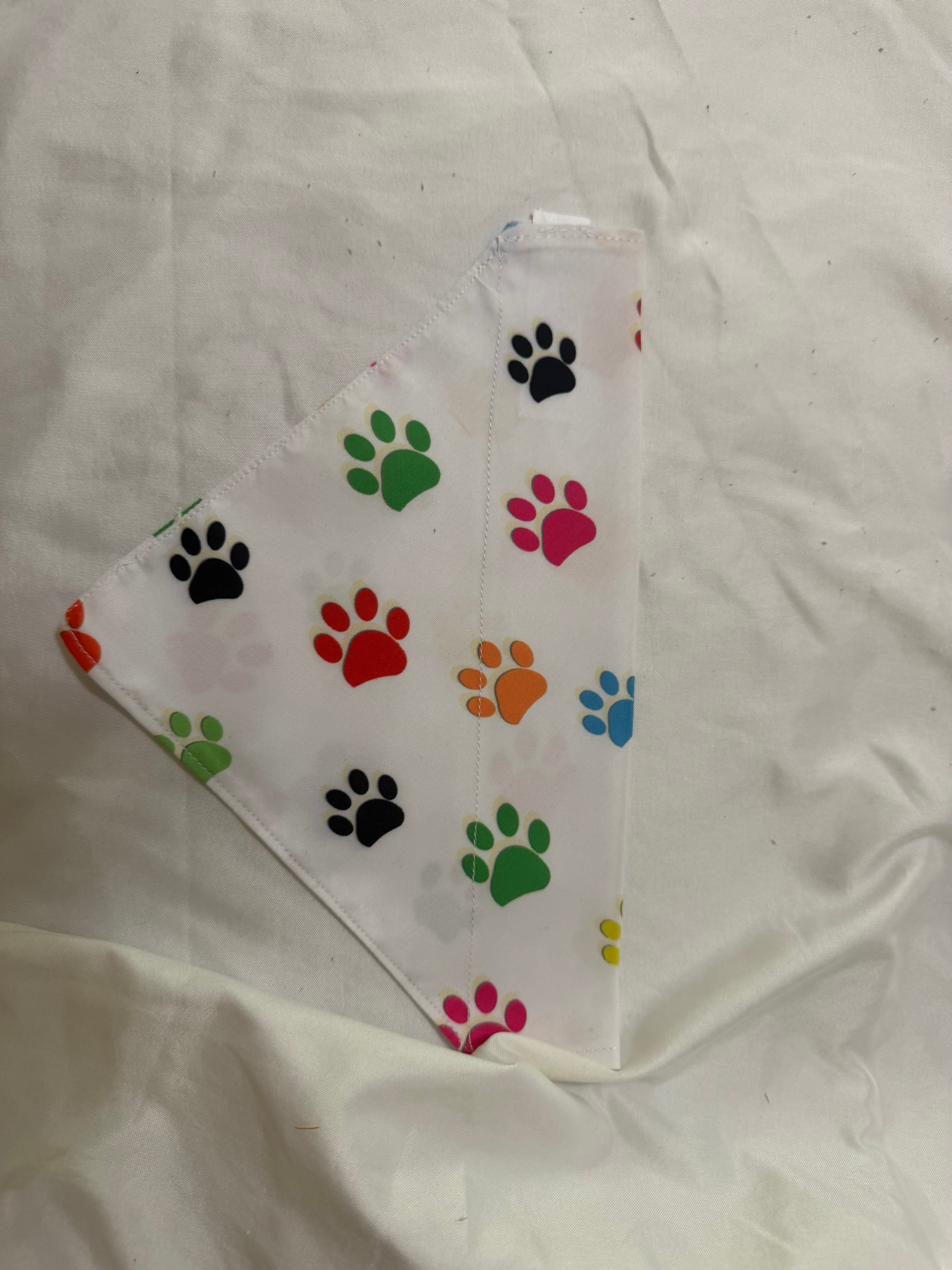 White Multicolor Paws Pet Bandanna – KiMi's Kwilts & Krafts